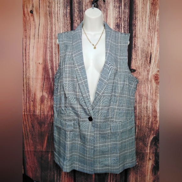 2 For 25$ Maurices Stylish Gray Plaid Vest - Picture 1 of 7